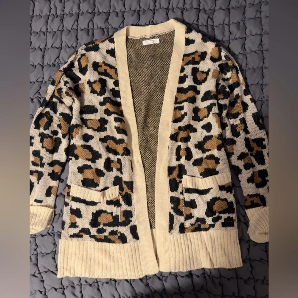 Chic Leopard Print Cardigan Sweater - Picture 1 of 2
